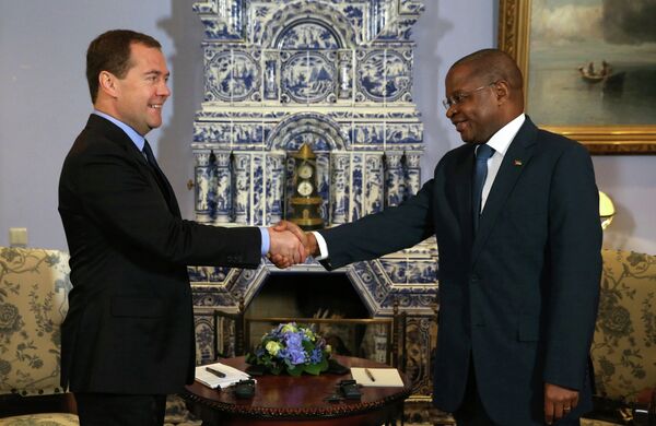 Dmitri Medvedev et Alberto Vaquina - Sputnik Afrique