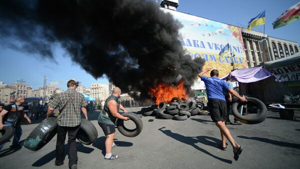 Митингующие жгут покрышки на площади Независимости в Киеве - Sputnik Afrique