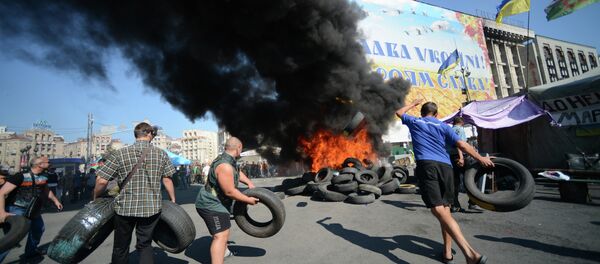 Митингующие жгут покрышки на площади Независимости в Киеве - Sputnik Afrique