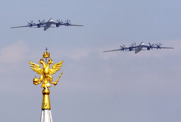 Des Tu-95 survolent la place Rouge. - Sputnik Afrique