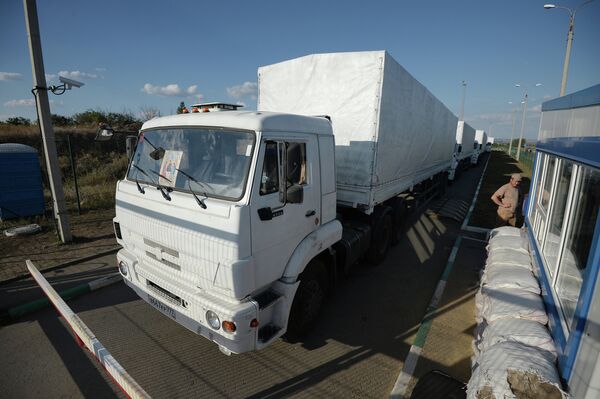 Convoi: les premiers camions franchissent la frontière ukrainienne - Sputnik Afrique