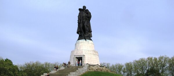 Монумент Воину-освободителю в Трептов-парке в Берлине - Sputnik Afrique