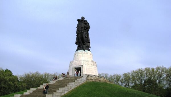 Монумент Воину-освободителю в Трептов-парке в Берлине - Sputnik Afrique