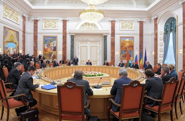 Kiev prêt à poursuivre le dialogue UE-Russie-Ukraine (Porochenko) - Sputnik Afrique