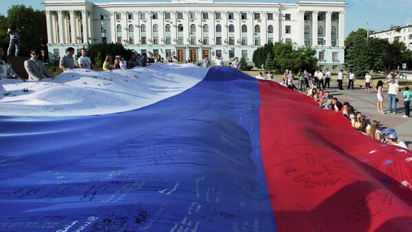 Жители Симферополя во время празднования Дня российского флага - Sputnik Afrique