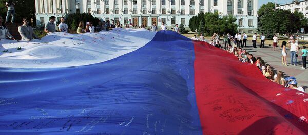 Жители Симферополя во время празднования Дня российского флага - Sputnik Afrique