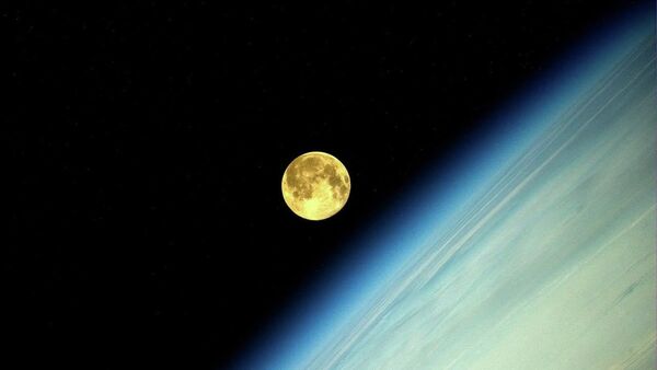 Фотография Луны во время суперлуния, сделанная космонавтом Олегом Артемьевым с МКС - Sputnik Afrique