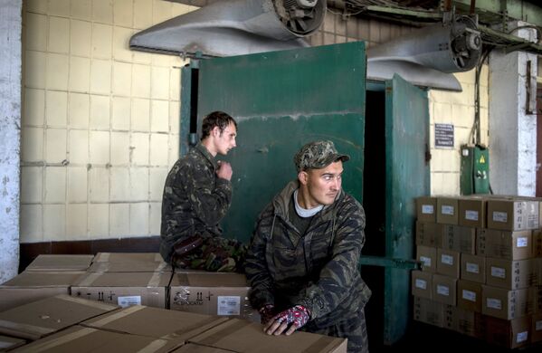 Ukraine: un convoi d'aide humanitaire russe arrive à Donetsk - Sputnik Afrique