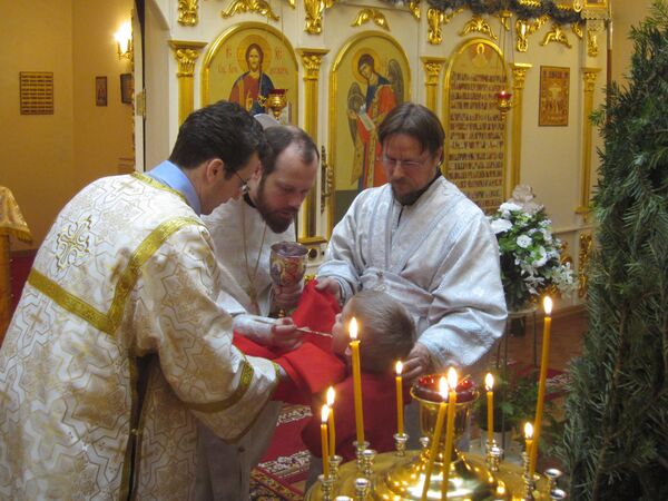 Un enfant reçoit la communion en l'église orthodoxe russe de Strasbourg - Sputnik Afrique