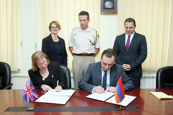 Londres et Erevan comptent renforcer leur coopération militaire - Sputnik Afrique