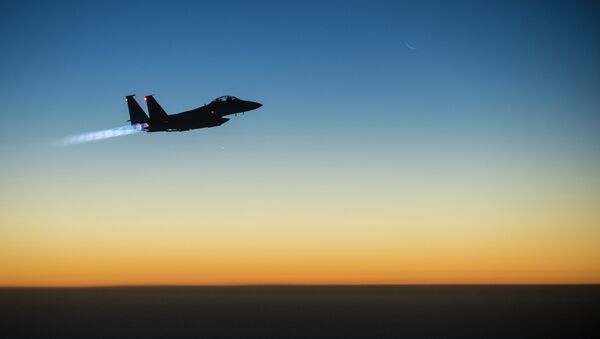 истребитель F-15E Strike Eagle после авиаударов по Исламскому государству, 23 сентября 2014 - Sputnik Afrique