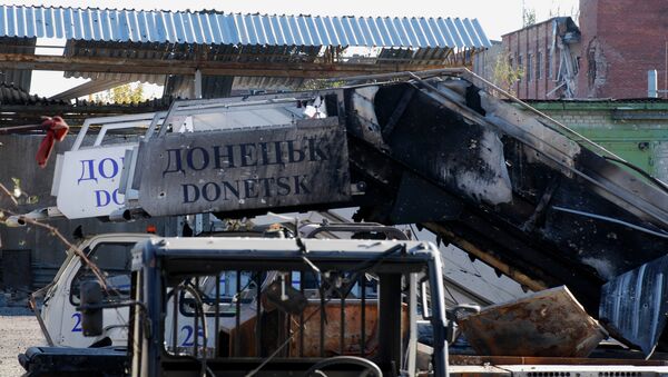 Разрушенный трап самолета в аэропорту города Донецка - Sputnik Afrique