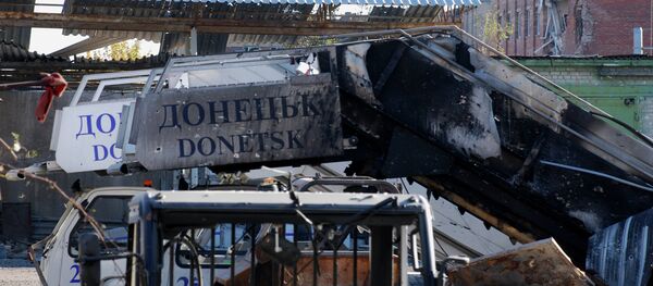 Разрушенный трап самолета в аэропорту города Донецка - Sputnik Afrique