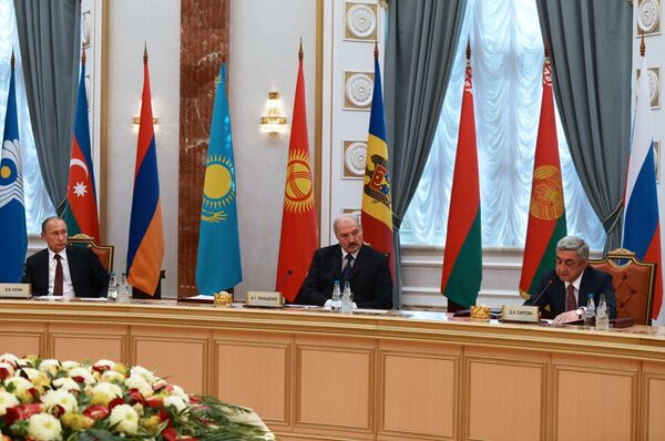 Vladimir Poutine, Alexandre Loukachenko et Serge Sarkissian à Minsk - Sputnik Afrique