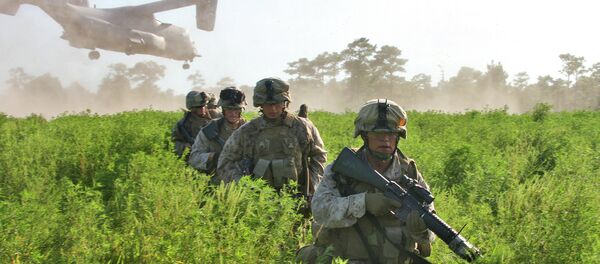 U.S. Marine Corps Pfc. Tony J. Desselle leads Marines to a collection area as a MV-22 Osprey takes flight after transporting Marines during a raid course on Camp Lejeune, N.C., Aug. 19, 2009. - Sputnik Afrique