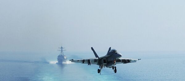 A US Navy F/A-18F Super Hornet aircraft prepares to land on the flight deck of the aircraft carrier USS George H.W. Bush, in the Persian Gulf Oct. 3, 2014 - Sputnik Afrique