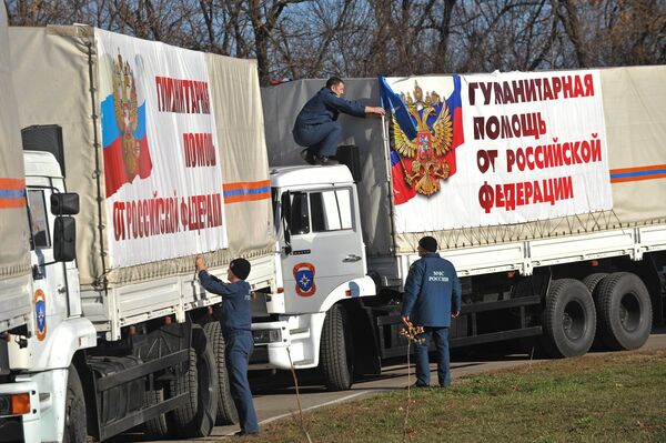 Donbass/aide humanitaire: le 4e convoi russe franchit la frontière - Sputnik Afrique
