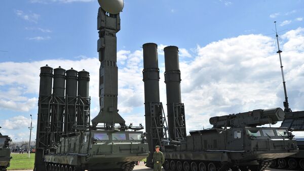 Зенитная ракетная система дальнего действия ЗРС С-300В и С-300ВМ (слева) - Sputnik Afrique