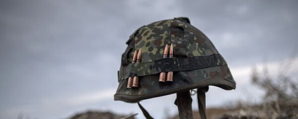 Каска одного из ополченцев Луганской народной республики на первой линии обороны в Славяносербском районе неподалеку от Луганска - Sputnik Afrique