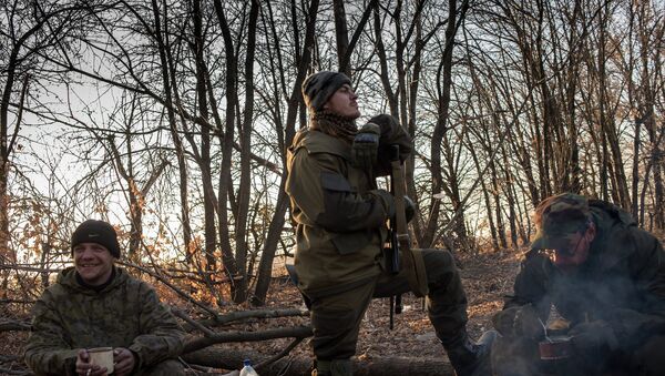 Ополченцы Луганской народной республики на первой линии обороны в Славяносербском районе неподалеку от Луганска - Sputnik Afrique