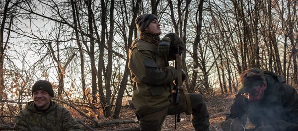 Ополченцы Луганской народной республики на первой линии обороны в Славяносербском районе неподалеку от Луганска - Sputnik Afrique