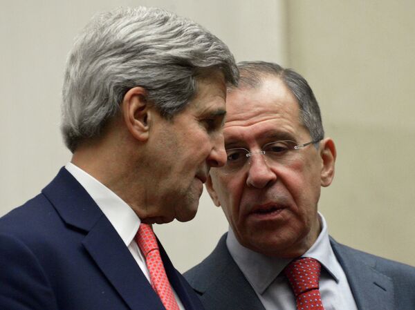 Le chef de la diplomatie russe Sergueï Lavrov (à droite) et son homologue américain John Kerry (archives) - Sputnik Afrique