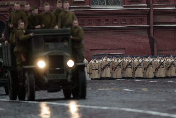 Marche à Moscou en mémoire de la parade de 1941 - Sputnik Afrique
