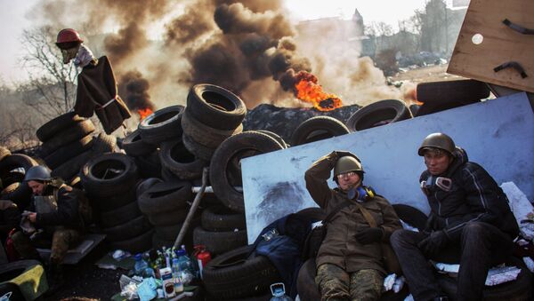 Сторонники радикальной оппозиции на баррикаде Институтской улицы в Киеве - Sputnik Afrique