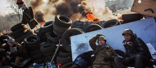 Сторонники радикальной оппозиции на баррикаде Институтской улицы в Киеве - Sputnik Afrique