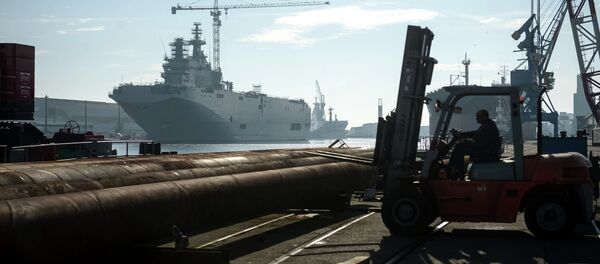 Второй вертолетоносец типа Мистраль спущен на воду во Франции - Sputnik Afrique