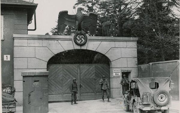 Soldats américains qui gardaient une entrée principale de l'Dachau après la libération en 1945 (Archives) - Sputnik Afrique