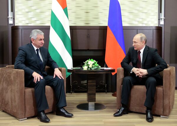 Raoul Khadjimba et Vladimir Poutine à Sotchi - Sputnik Afrique