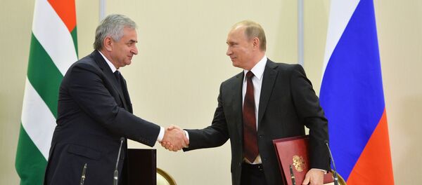 Vladimir Poutine et Raoul Khadjimba - Sputnik Afrique