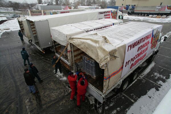Aide humanitaire: le 8e convoi russe arrive dans le Donbass - Sputnik Afrique