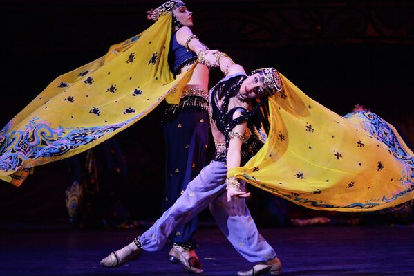 Le Ballet Moïsseïev brûle les planches au Bolchoï - Sputnik Afrique