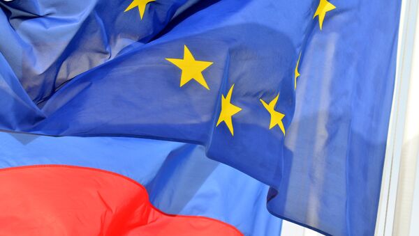 Les drapeaux de la Russie et de l'UE - Sputnik Afrique