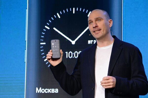 Le smartphone russe Yotaphone 2 présenté à Moscou - Sputnik Afrique