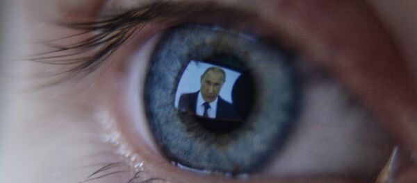 Девушка смотрит телевизионную трансляцию послания президента РФ В.Путина к Федеральному Собранию - Sputnik Afrique