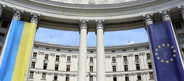 Drapeaux de l'Ukraine et de l'UE Drapeaux de l'Ukraine et de l'UE - Sputnik Afrique