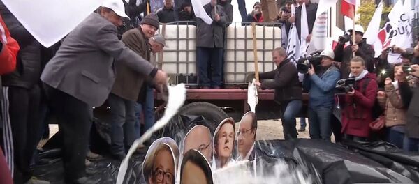 Les manifestants ont arrosé avec du lait les portraits des dirigeants européens - Sputnik Afrique