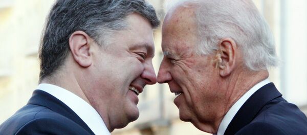 Ukraine's President Petro Poroshenko (L) and U.S. Vice President Joe Biden meet in Kiev, November 21, 2014 - Sputnik Afrique