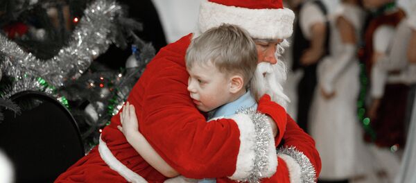 Le Père Noёl avec les enfants - Sputnik Afrique