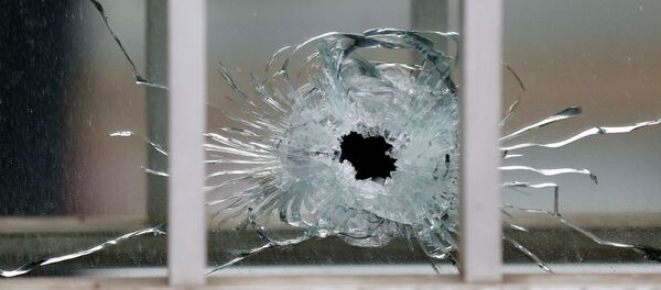 След от пули в окне редакции журнала Charlie Hebdo - Sputnik Afrique