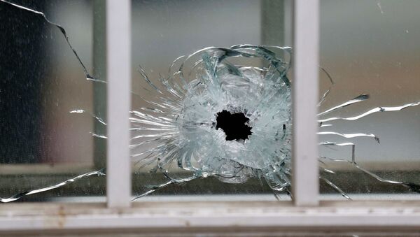 След от пули в окне редакции журнала Charlie Hebdo - Sputnik Afrique