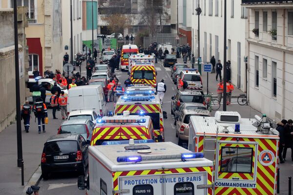 Policesur les rues de Paris après l'attaque contre l'hebdomadaire français Charlie Hebdo - Sputnik Afrique