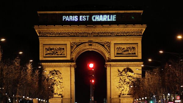 The message Paris is Charlie is projected on the Arc de Triomphe in Paris January 9, 2015, - Sputnik Afrique