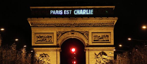 The message Paris is Charlie is projected on the Arc de Triomphe in Paris January 9, 2015, - Sputnik Afrique
