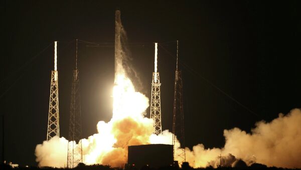 Lanceur Falcon 9 avec un cargo spatial privé Dragon - Sputnik Afrique