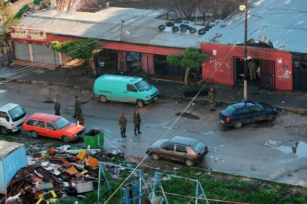 Lebanese Army soldiers inspect a cafe where a suicide bomb attack took place in Jabal Mohsen, Tripoli January 11, 2015 - Sputnik Afrique