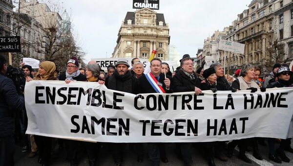 Les gens avec un bandeau Ensemble contre la haine pendant une marche des victimes de Charlie Hebdo, à Bruxelles, Janvier 11, 2015. - Sputnik Afrique